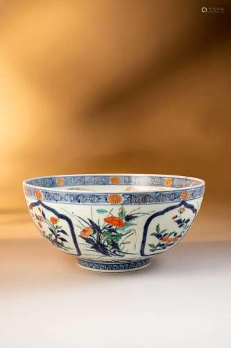 A LARGE JAPANESE IMARI BOWL EDO PERIOD, 17TH CENTURY The dee...