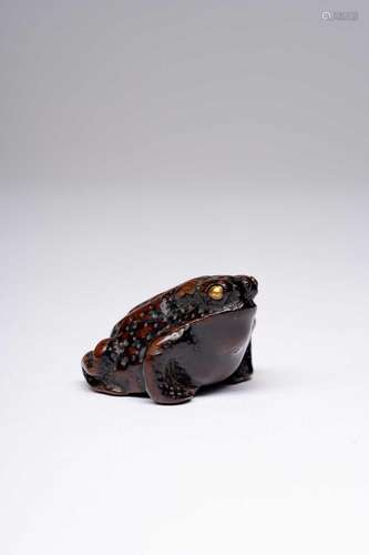 A JAPANESE WOOD NETSUKE OF A TOAD EDO PERIOD, 18TH CENTURY T...