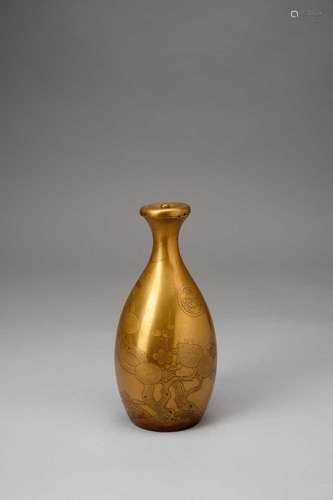 A RARE JAPANESE GOLD LACQUER TOKKURI (SAKE BOTTLE) AND COVER...