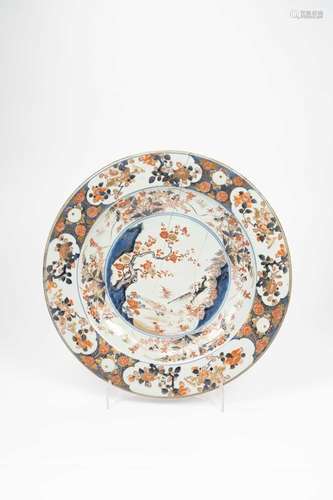 THREE LARGE JAPANESE IMARI DISHES EDO PERIOD, 18TH CENTURY A...