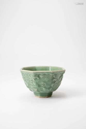 A JAPANESE CELADON OCTAGONAL BOWL POSSIBLY EDO, 18TH OR 19TH...