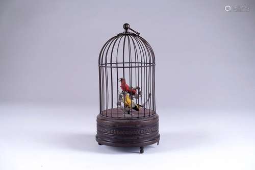 Cage automate aux oiseaux chanteurs.\nEn laiton, som