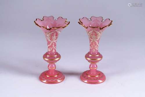 Baccarat (attribué à).\nPaire de vases cornet à épau