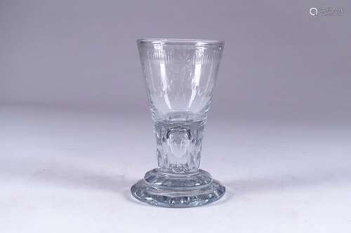 Verre calice dit Firing Glass.\nA pied rond. Verre t