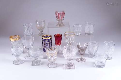 Collection de dix-sept verres et timbales.\nCristal