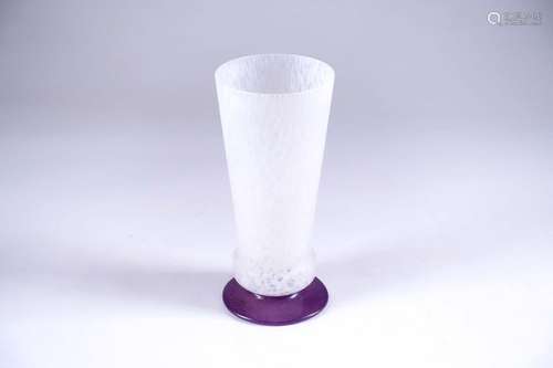 Schneider.\nVase cornet Art Déco à tulipe de verre m