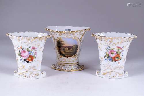 Paris ou Bruxelles.\nGarniture formée par trois vase