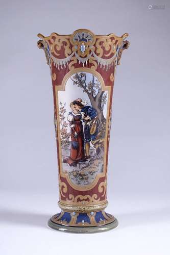 Mettlach (Villleroy et Boch).\nGrand vase cornet en