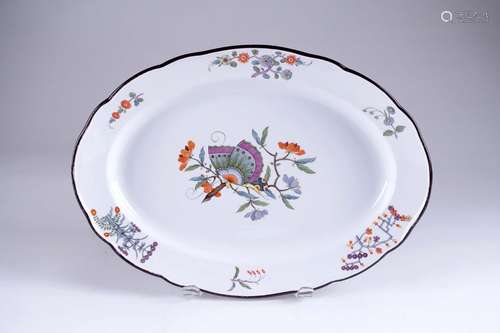 Meissen.\nGrand plat ovale japonisant décoré au cent