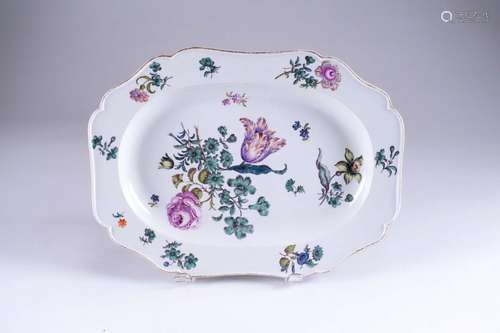 Meissen. Grand plat chantourné.\nEn porcelaine émail