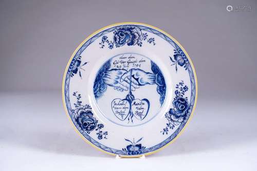 Delft.\nRare assiette de mariage à motif d’une pair