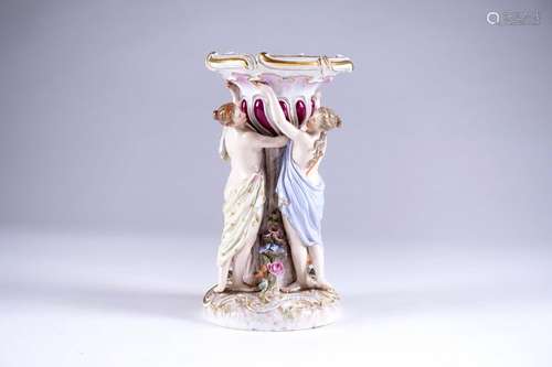 Meissen.\nSocle aux trois grâces. Porcelaine polychr