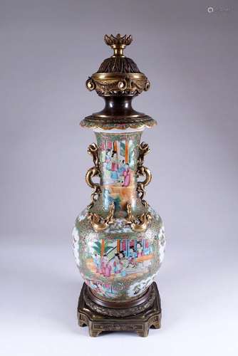 Canton.\nGrand vase bouteille monté en lampe. Accost