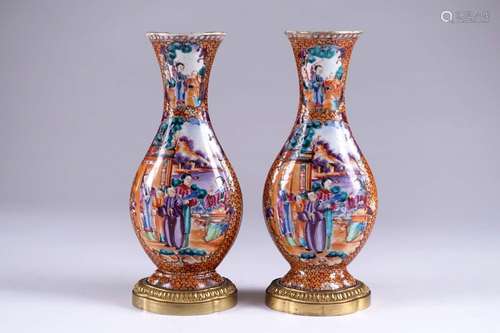 Chine. D’époque Qianlong.\nPaire de vases à panse a