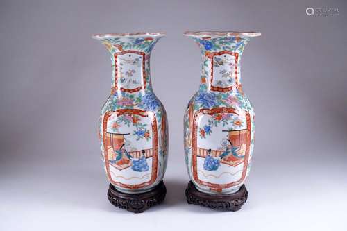 Arita.\nPaire de vases à col tulipé et découpé décor