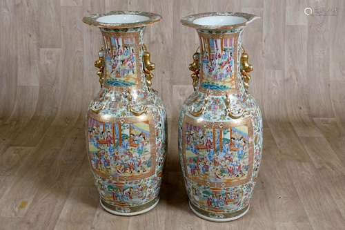 Canton.\nPaire de vases de palais à col pincé accost