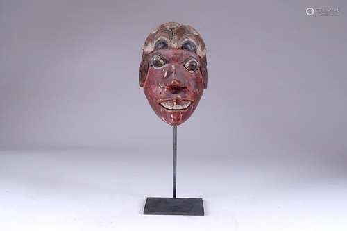 Ancien masque Topeng.\nBois sculpté et polychromé à