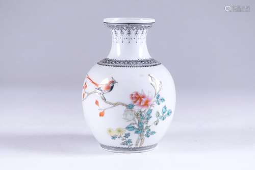 Petit vase républicain.\nPorcelaine de Chine à émaux