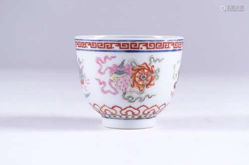 Chine.\nBol sur pied talon en porcelaine de la Famil