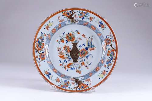 D’époque Kangxi.\nGrand plat rond en porcelaine d’