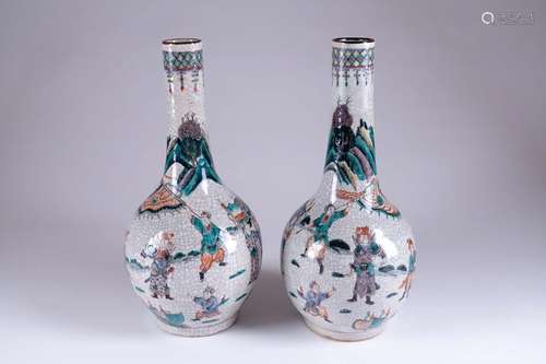 Nankin. Paire de vases bouteille.\nA motifs de gardi