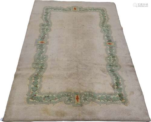 Maison Leleu - Tapis.\nA fond clair et bordure entre