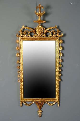 Miroir de Style Louis XVI.\nFronton ajouré et orné d