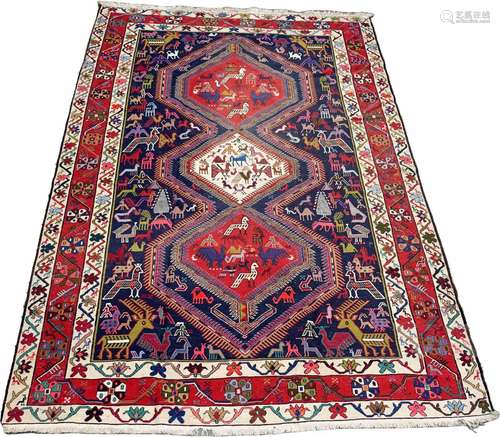 Tapis Soumak.\nA triple médaillons reliés entre eux.