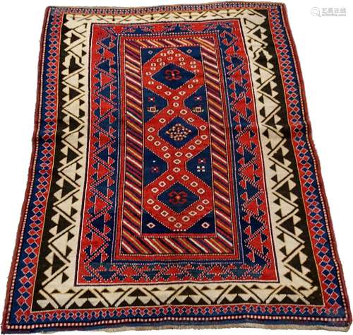 Carpette Caucase-Kazak.\nA triple médaillons reliés