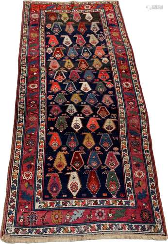 Tapis Azerbaïdjan.\nLe fond, noir,  présente une mul