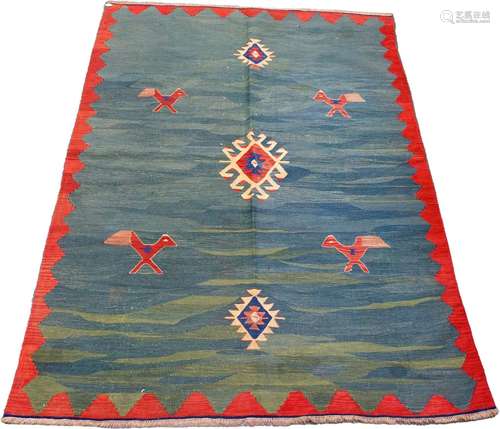 Tapis Kilim-Kashgaï.\nLe fond, bleu nuancé, présente