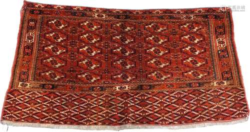 Carpette Tekké-Turkmen.\nLe fond, rouge, présente ci