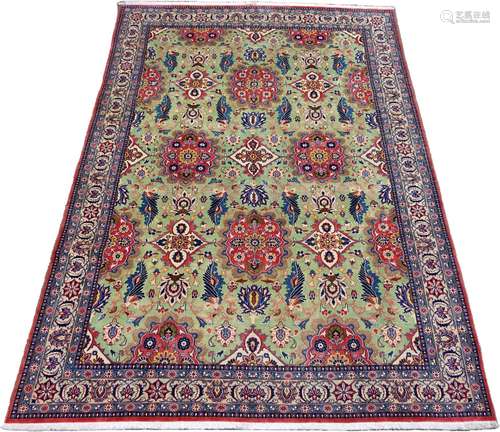 Tapis Naïn.\nLe fond,  vert, présente des médaillons