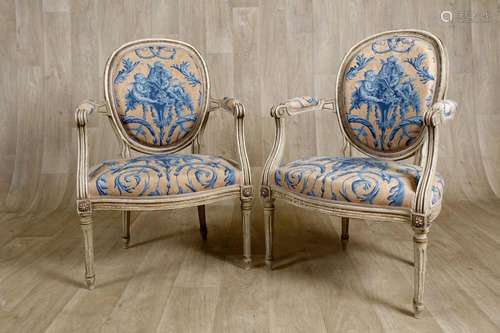 Paire de Fauteuils Louis XVI.\nDossiers médaillon lé