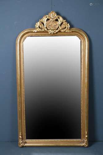 Miroir de Cheminée.\nFronton ajouré et rehaussé d’u