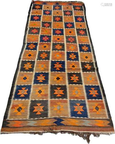 Tapis Kilim-Turkmen.\nDécor en damier beige, bleu et