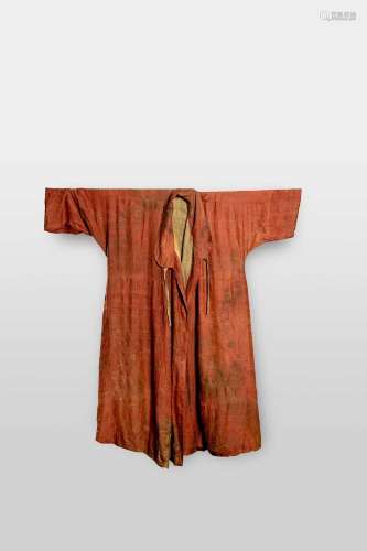 † †AN EARLY CHINESE SILK ROBETANG DYNASTYIntricately woven w...