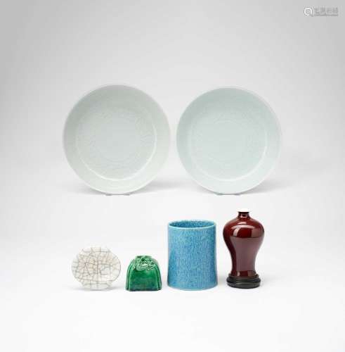 SIX CHINESE CERAMIC ITEMSQING DYNASTY AND 20TH CENTURYCompri...