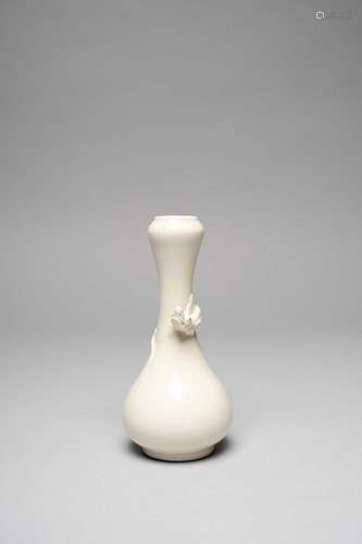 A SMALL CHINESE BLANC DE CHINE GARLIC-NECK BOTTLE VASE KANGX...