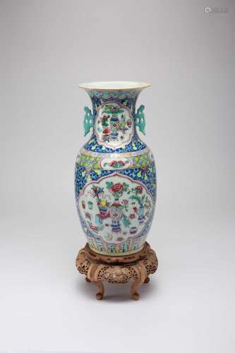 A CHINESE FAMILLE ROSE ‘HUNDRED ANTIQUES’ VASELATE QING DYNA...