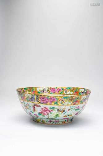A LARGE CHINESE CANTON FAMILLE ROSE \'BUTTERFLIES\' BOWL19TH...