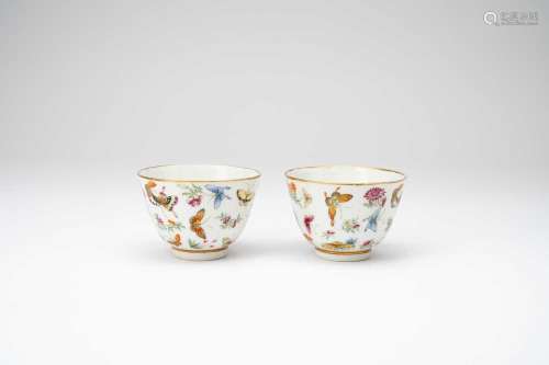 A PAIR OF CHINESE FAMILLLE ROSE \'BUTTERFLY\' BOWLS20TH CENT...
