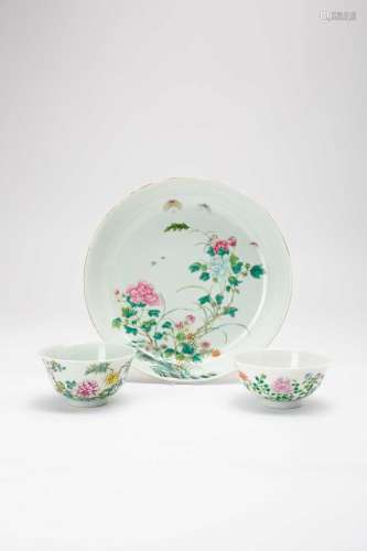 A PAIR OF CHINESE FAMILLE ROSE BOWLS AND A DISH LATE QING DY...