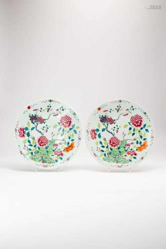 A PAIR OF CHINESE FAMILLE ROSE DISHES19TH CENTURYBrightly pa...