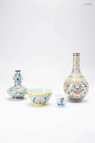 FOUR CHINESE PORCELAIN ITEMSMODERNComprising: a famille rose...
