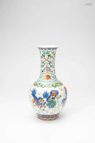 A CHINESE WUCAI \'LION DOG\' BOTTLE VASE19TH/20TH CENTURYThe...