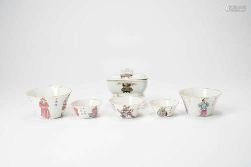FIVE CHINESE FAMILLE ROSE GRADUATED BOWLS AND A RECTANGULAR ...