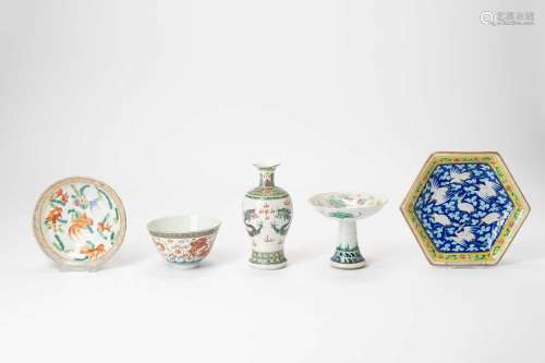FIVE SMALL CHINESE POLYCHROME ITEMSLATE QING DYNASTYComprisi...