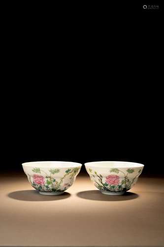 A PAIR OF CHINESE FAMILLE ROSE \'FLOWERS\' BOWLSREPUBLIC PER...