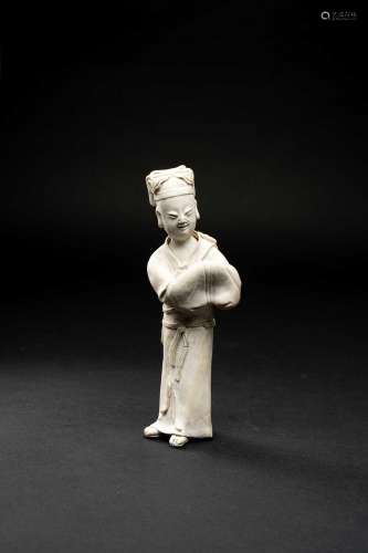 A CHINESE BISCUIT PORCELAIN FIGURE OF A MUSICIAN17TH/18TH CE...